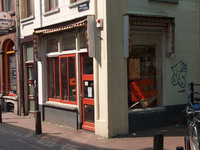 820021 Gezicht op de winkelpui van het hoekpand Twijnstraat 1 (Bakkerij van Eekeren) te Utrecht.N.B. Voorheen waren ...